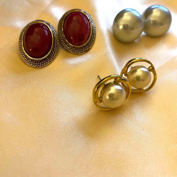 Vintage Lot of 3 pairs of earrings Two clip on earrings one pair of ear pierced - Picture 2 of 6